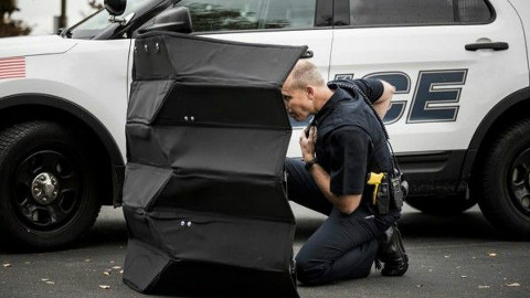 折纸艺术保护警察了,可挡子弹和爆炸,携带方便